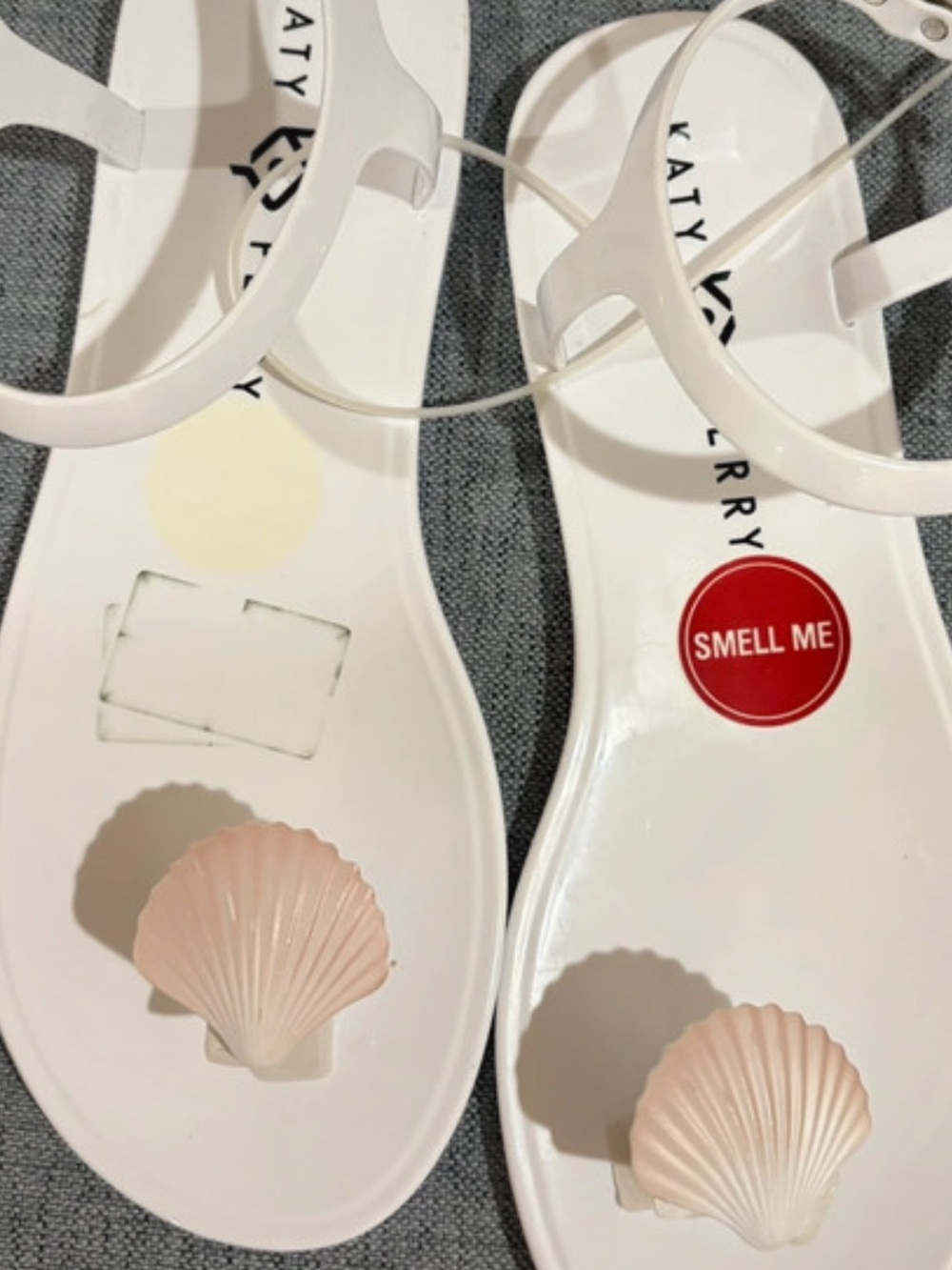 🐚Katy Perry Collections White Sandals with Shell Accents🐚